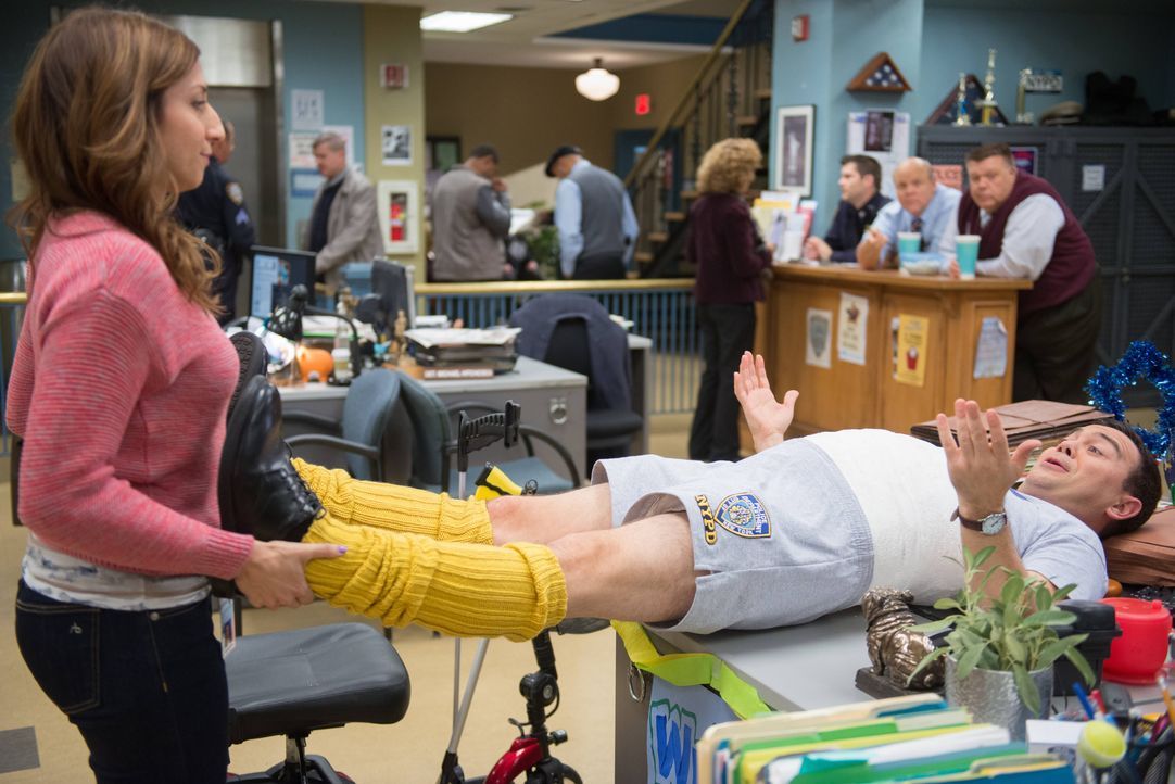 Gina Linetti (Chelsea Peretti, l.); Charles Boyle (Joe Lo Truglio, r.) - Bildquelle: Eddy Chen 2013 NBC Studios LLC. All Rights Reserved. / Eddy Chen