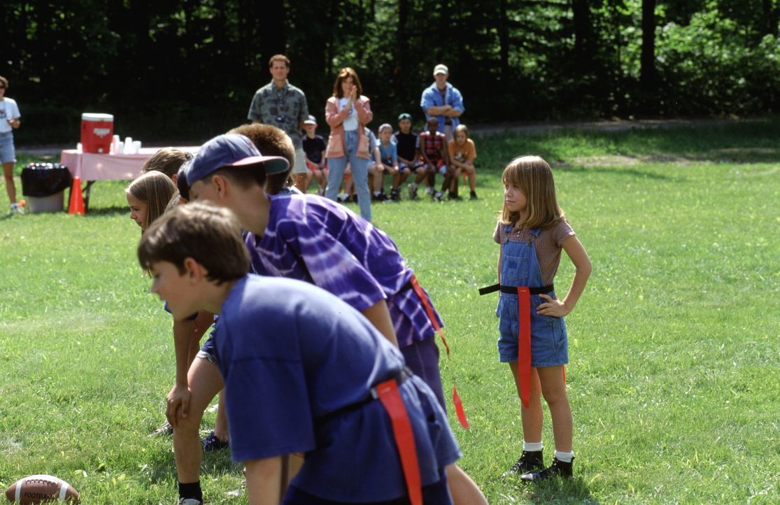 Das Kinderheim verbringt die Sommerferien in einem Camp am See. Amanda (Mary-Kate Olsen, r.) ahnt noch nicht, dass es der Sommer ihres Lebens wird ... - Bildquelle: Warner Bros.