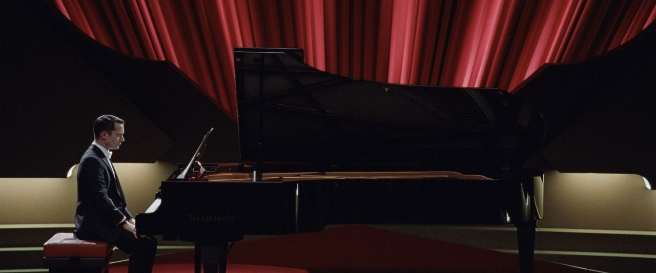 Nach einer fünfjährigen Auszeit kehrt der ehemalige Starpianist (Elijah Wood) zurück auf die Bühne. Als er jedoch die erste Note spielen will, entde... - Bildquelle: Wild Bunch