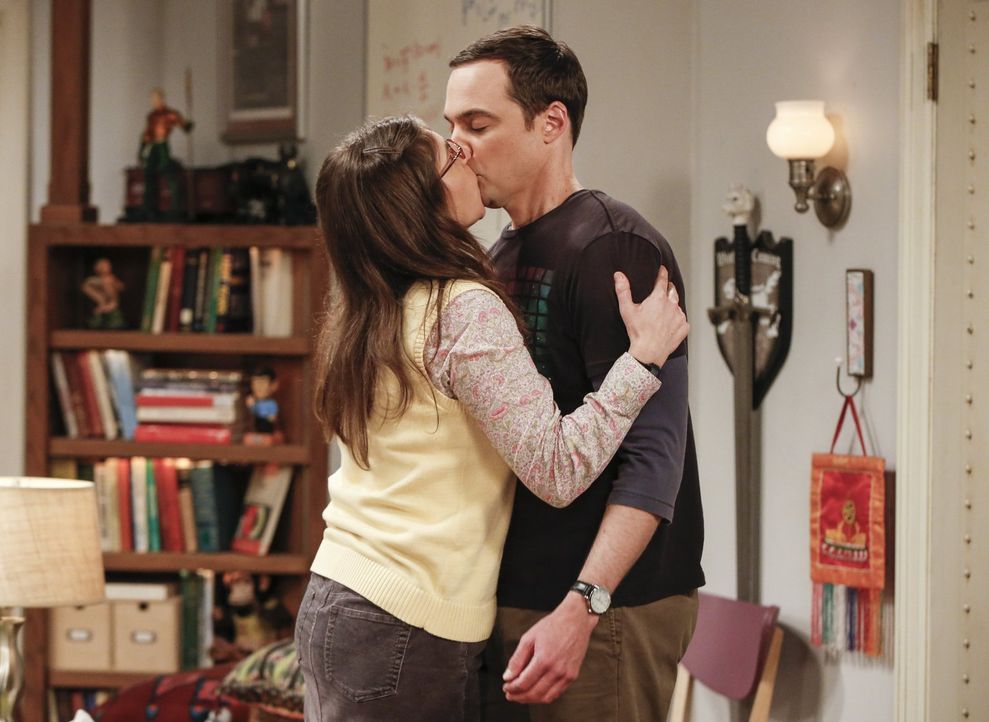 Noch können Sheldon (Jim Parsons, r.) und Amy (Mayim Bialik, l.) auf Wolke Sieben schweben, doch schon bald wird sie für ein Sommerstipendium zur Pr... - Bildquelle: 2016 Warner Brothers