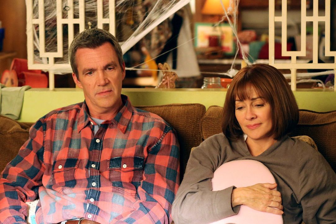 Mike (Neil Flynn, l.) und Frankie (Patricia Heaton, r.) sind wenig erfreut, als Sue einen Lehrführerschein bekommt, denn das bedeutet, dass sie ihr... - Bildquelle: Warner Brothers