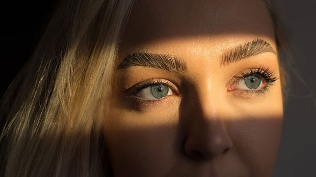 Augenbrauen beeinflussen die Mimik 
