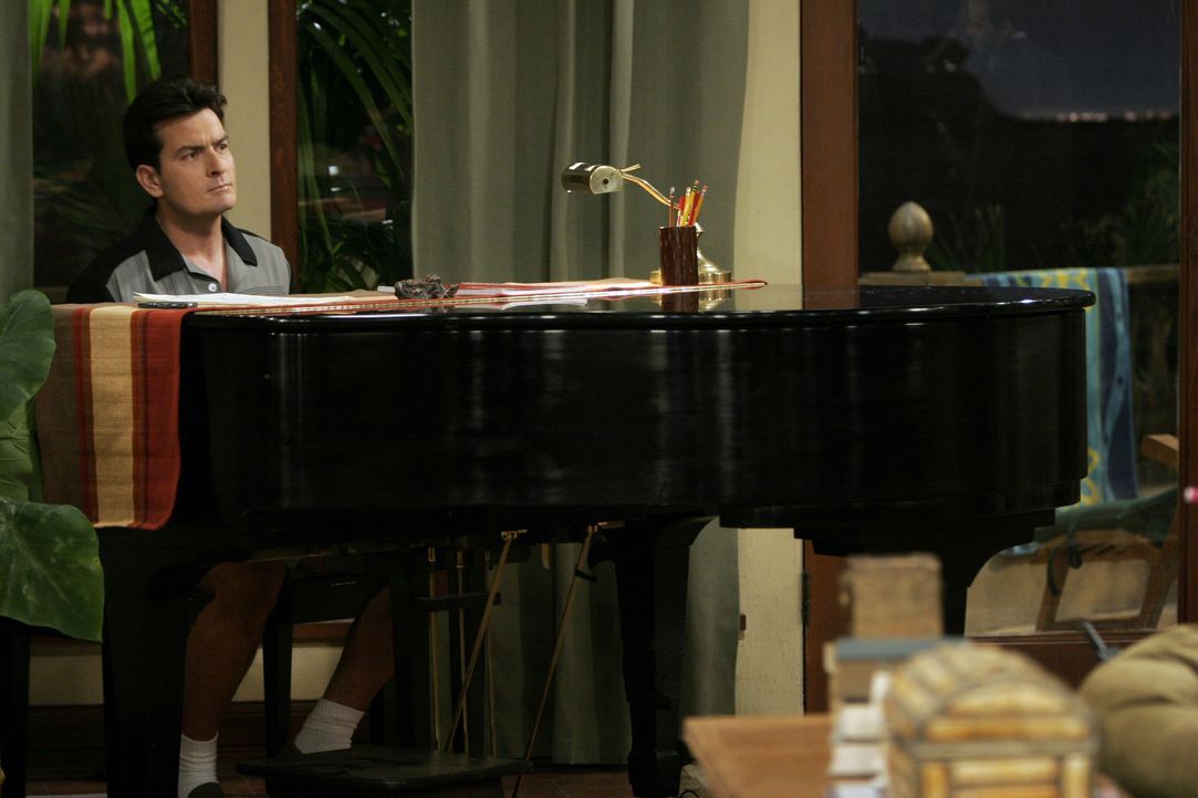 Charlie (Charlie Sheen) sinnt auf eine Möglichkeit, Judith wieder los zu werden ... - Bildquelle: Warner Brothers Entertainment Inc.