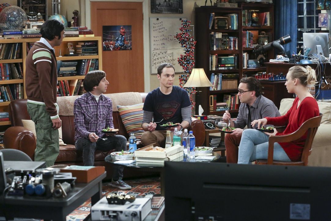 Sheldon (Jim Parsons, M.) ist entsetzt, als er erfährt, dass Raj (Kunal Nayyar, l.), Howard (Simon Helberg, 2.v.l.), Leonard (Johnny Galecki, 2.v.r.... - Bildquelle: 2015 Warner Brothers