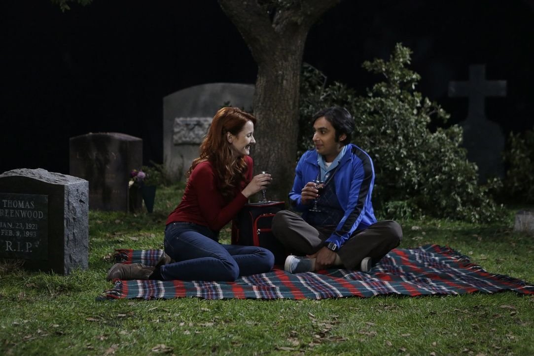 Die Beziehung zu Emily (Laura Spencer, l.) wird für Raj (Kunal Nayyar, r.) immer gruseliger. Warum will sie auf einem Friedhof mit ihm schlafen? - Bildquelle: Warner Bros. Television