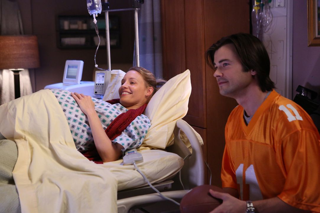 Charlotte (KaDee Strickland, l.) setzt James (Matt Long, r.) und die anderen Ärzte unter Stress als sie trotz ihrer verordneten Bettruhe weiterhin... - Bildquelle: ABC Studios