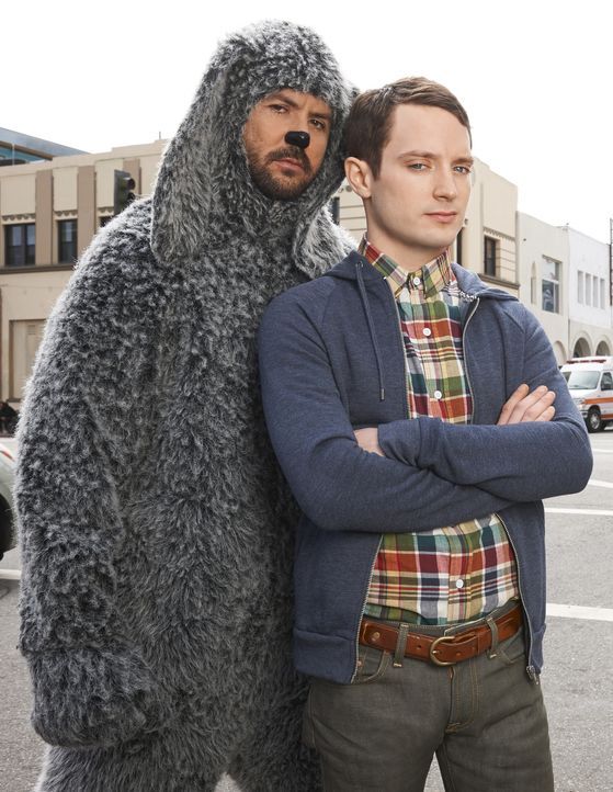 (3. Staffel) - Ryans (Elijah Wood, l.) Freundschaft zu Wilfred (Jason Gann, r.) stellt sein Leben immer mehr auf den Kopf ... - Bildquelle: 2013 Bluebush Productions, LLC. All rights reserved.