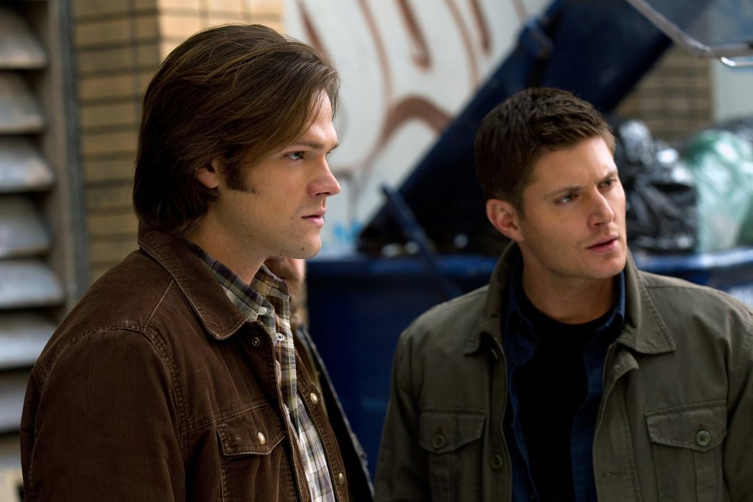 Verzweifelt versucht Dean (Jensen Ackles, r.), seinen Bruder zu retten, aber Sam (Jared Padalecki, l.) kann sich nur selber aus den Tiefen seines Be... - Bildquelle: Warner Bros. Television