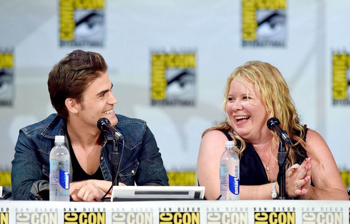 Paul Wesley-Julie-Plec-14-07-26-AFP - Bildquelle: Getty-AFP