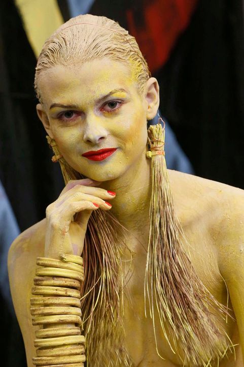 GNTM-Stf10-Epi07-Bodypainting-Shooting-13-Darya-ProSieben-Richard-Huebner - Bildquelle: ProSieben/ Richard Huebner