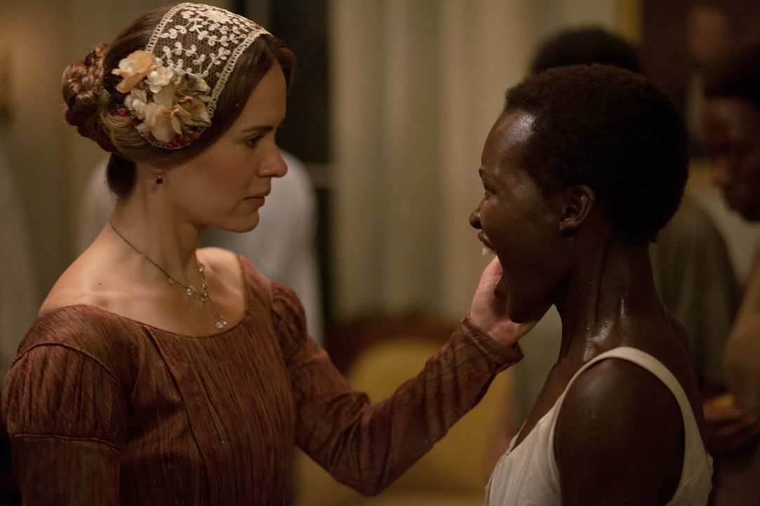 Die schöne und einst so lebensfrohe Sklavin Patsey (Lupita Nyong'o, r.) erzürnt die Frau ihres Sklaventreibers, Mary Epps (Sarah Paulson, l.), weil... - Bildquelle: TOBIS FILM