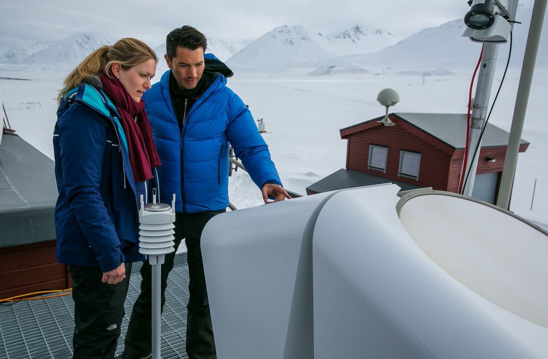 Weltweit schmelzen die Eisvorkommen der Erde mit dramatischen Folgen für Tier und Mensch. "Galileo"-Reporter Stefan Gödde (r.) begibt sich auf eine... - Bildquelle: ProSieben