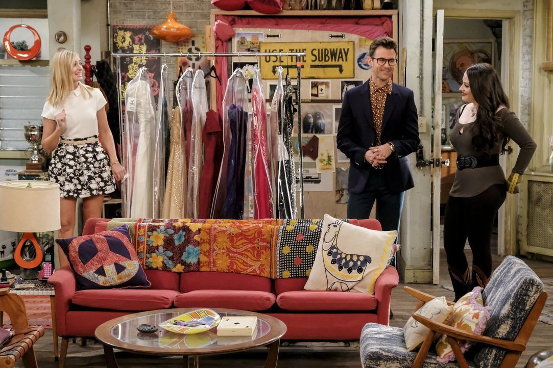 Lassen sich von dem berühmten Stylisten Brad Goreski (Brad Goreski, M.) für den roten Teppich vorbereiten: Caroline (Beth Behrs, l.) und Max (Kat De... - Bildquelle: Warner Bros. Television
