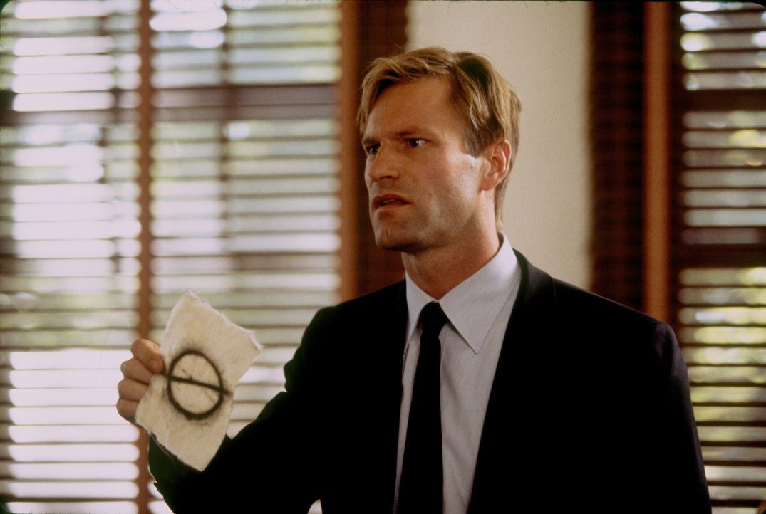 Der Killer scheint den jungen FBI-Agenten Thomas Mackelway (Aaron Eckhart) zu verspotten, indem er ihm ungezählte Hinweise per Fax zukommen lässt, d... - Bildquelle: 2006 Sony Pictures Television International