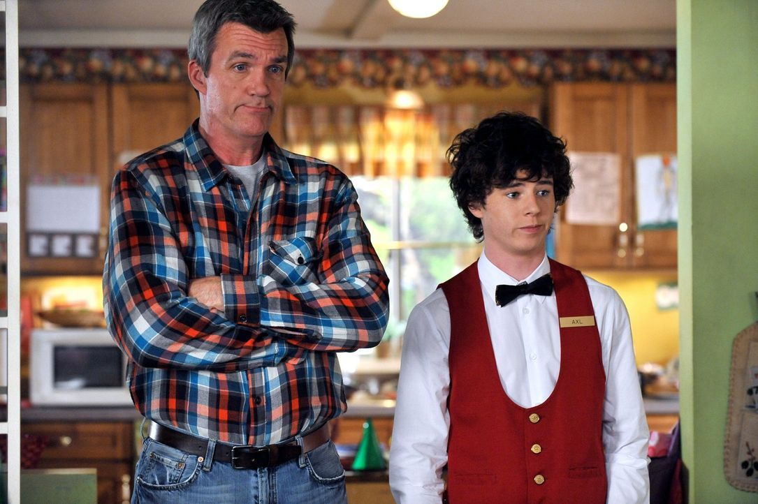 Währen sich Mike (Neil Flynn, l.) mit Bricks Geburtstagswunsch rumschlagen muss, plagt sich Axl (Charlie McDermott, r.) mit seiner neuen - inkompete... - Bildquelle: Warner Brothers
