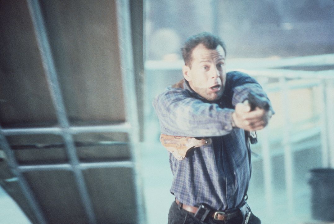 Unerschrocken stellt sich der Cop John McClane (Bruce Willis) einer übermächtigen Truppe von Gangstern. Kann er den Kampf für sich entscheiden? - Bildquelle: 20th Century Fox