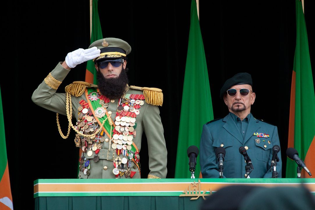 Der völlig durchgeknallte und machtbesessene Diktator Admiral General Shabazz Aladeen (Sacha Baron Cohen, l.) ahnt nicht, dass sein Onkel Tamir (Ben... - Bildquelle: Melinda Sue Gordon 2012 Paramount Pictures.  All Rights Reserved.