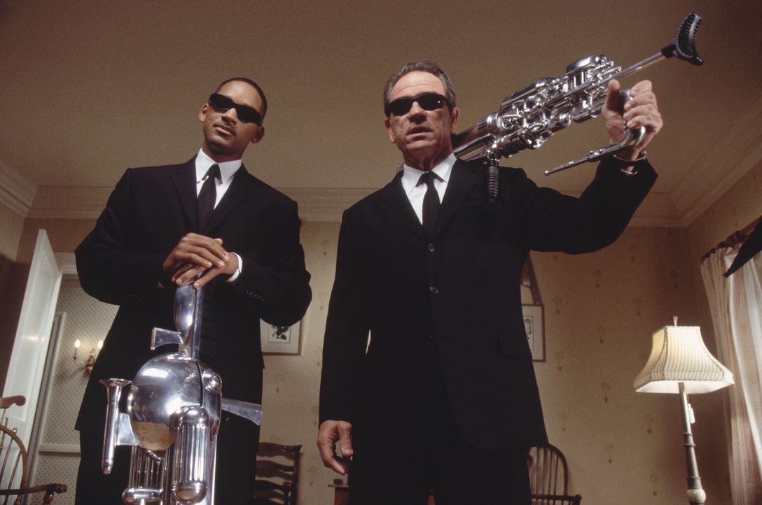 Die beiden Agenten im Kampf gegen die feindseligen Aliens: K (Tommy Lee Jones, r.) und J (Will Smith, l.) ... - Bildquelle: 2003 Sony Pictures Television International