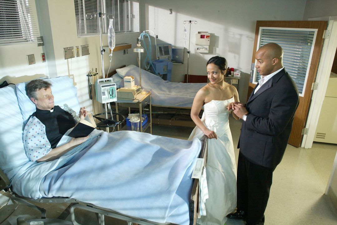 Endlich ist es soweit: Turk (Donald Faison, r.) und Carla (Judy Reyes , M.) werden heiraten, doch es versteht sich von selbst, dass die Trauung der... - Bildquelle: Touchstone Television
