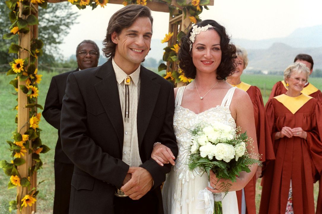 Katharina (Natalia Wörner, r.) hat ihren Cowboy Greg (Robert Seeliger, l.) geheiratet und erwartet ein Kind. - Bildquelle: Sat.1