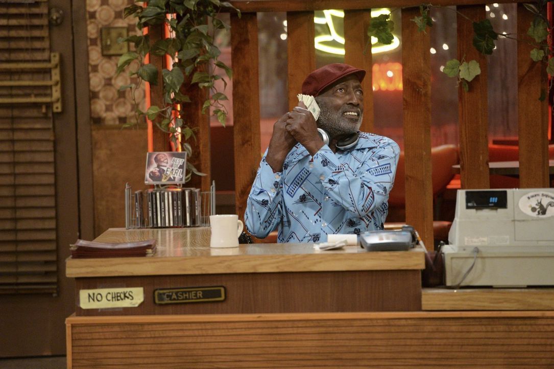 Der liebliche Sound des Geldes: Earl (Garrett Morris) ... - Bildquelle: Warner Bros. Television