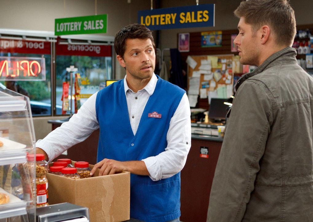 Castiel (Misha Collins, l.) ahnt nicht, warum Dean (Jensen Ackles, r.) ihn nicht in Sams Nähe lässt ... - Bildquelle: 2013 Warner Brothers