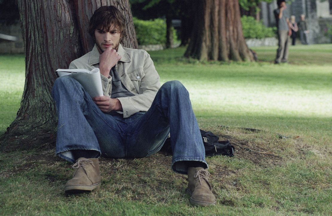 Als Evan Treborn (Ashton Kutcher) eines Tages zufällig in einem seiner alten Tagebücher liest, passiert etwas Seltsames. Es ist, als ob er zurück in... - Bildquelle: Warner Brothers