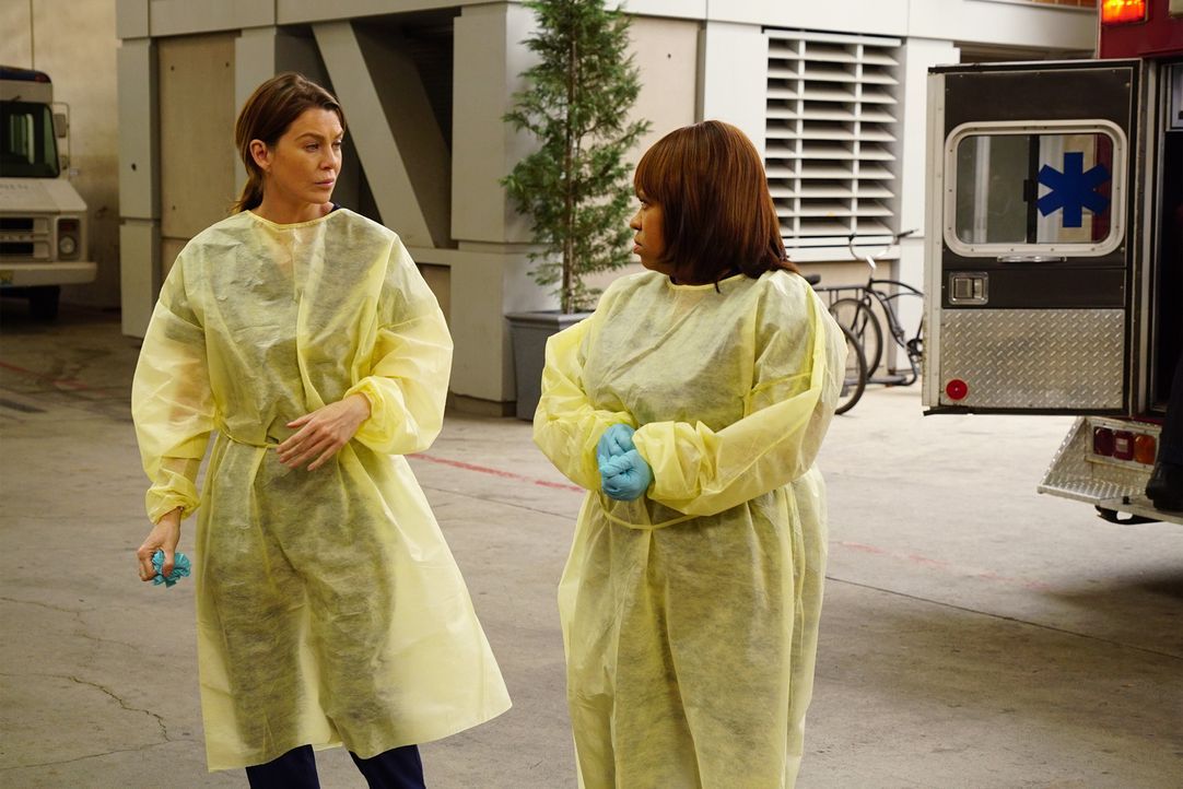 Kümmern sich um die Verletzten der Katastrophe: Meredith (Ellen Pompeo, l.) und Miranda (Chandra Wilson, r.) ... - Bildquelle: ABC Studios