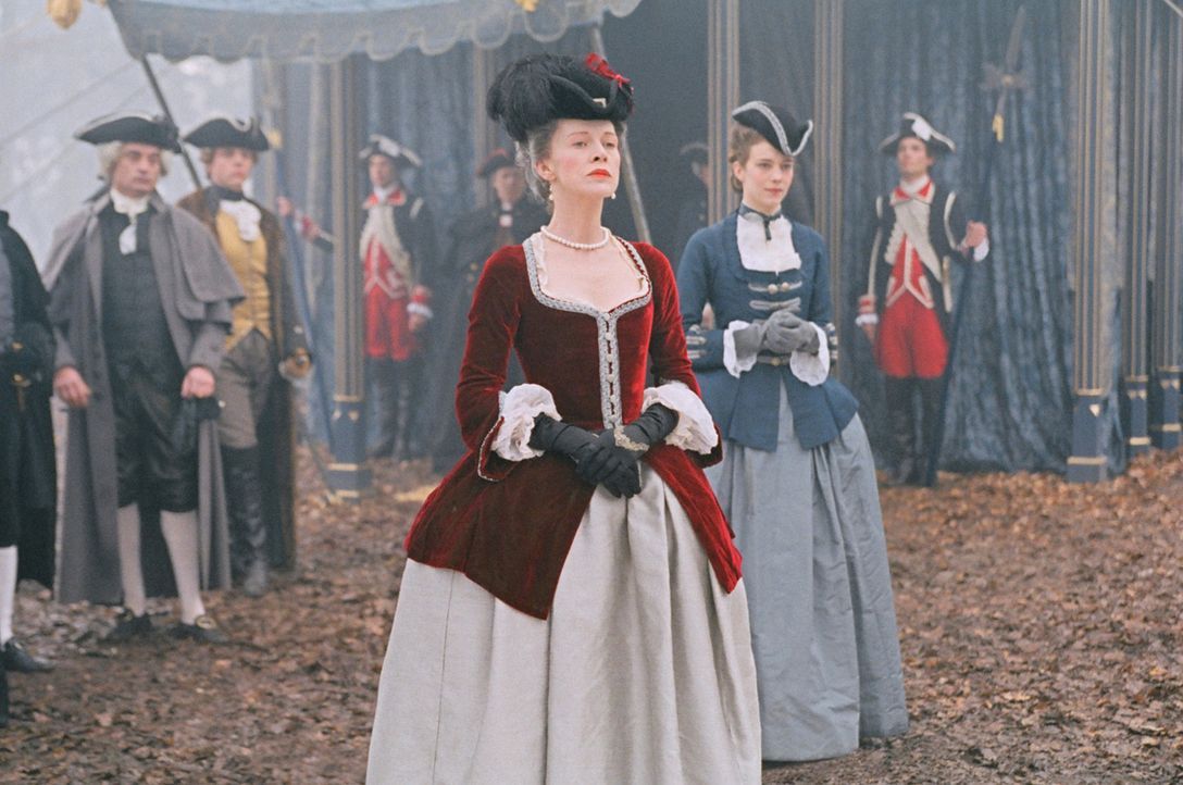 Marie-Antoinette lernt ihre erste Ehrendame, Comtesse de Noailles (Judy Davis, M.), bei der Übergabe kennen. - Bildquelle: 2006 I Want Candy, LLC. All Rights Reserved.