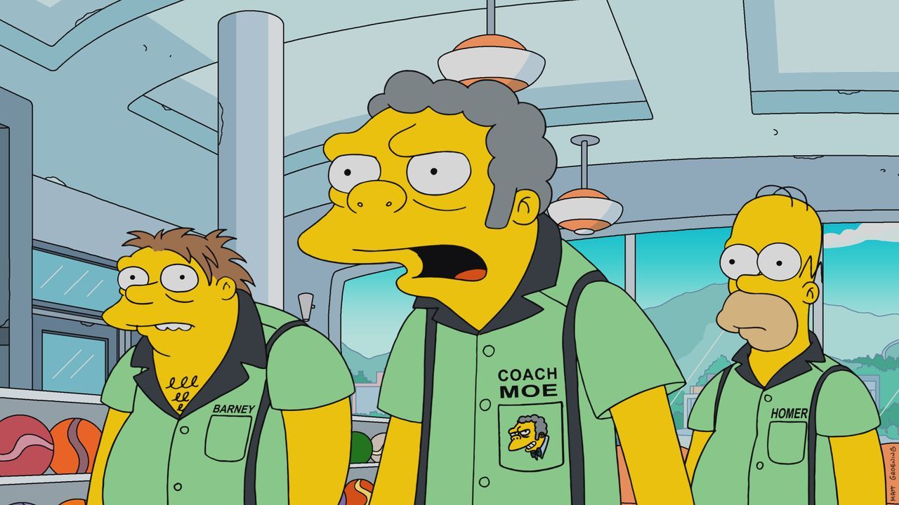 Moe (M.) fühlt sich vernachlässigt, sodass Homer (r.) kurzerhand ein Bowling-Team zusammen mit Lenny, Carl und Barney (l.) gründet, für das Moe als... - Bildquelle: 2017-2018 Fox and its related entities.  All rights reserved.