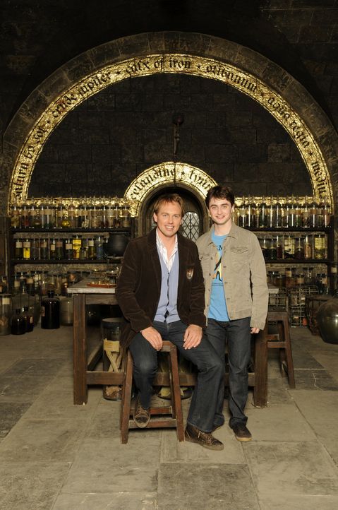 Hinter den Kulissen trifft Moderator Steven Gätjen, l. auch auf den Hauptdarsteller Daniel Radcliffe, r. ... - Bildquelle: STEVE FINN PHOTOGRAPHY
