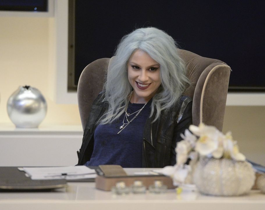 Die stromgeladene Livewire (Brit Morgan) hat sich mit Cat Grant ein Opfer ausgesucht, das ihr in ihrem Vor-Bösewichte-Dasein gut bekannt war ... - Bildquelle: 2015 Warner Bros. Entertainment, Inc.