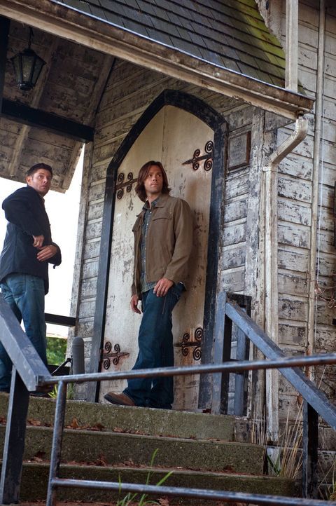 Noch ahnt Sam (Jared Padalecki, r.) nicht, welchen Deal Dean (Jensen Ackles, l.) eingehen musste, um dem Fegefeuer zu entgehen ... - Bildquelle: Warner Bros. Television