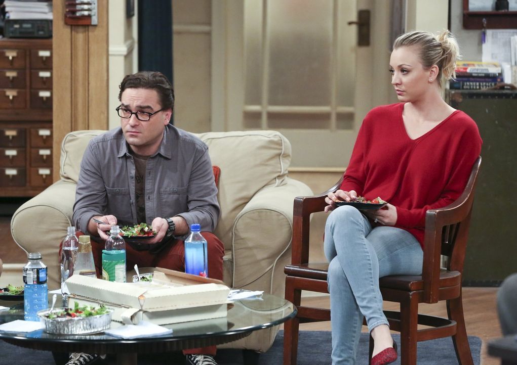 Haben sich um Sheldon gekümmert, als er krank war, haben dafür aber nur böse Worte von ihrem Freund bekommen: Leonard (Johnny Galecki, l.) und Penny... - Bildquelle: 2015 Warner Brothers