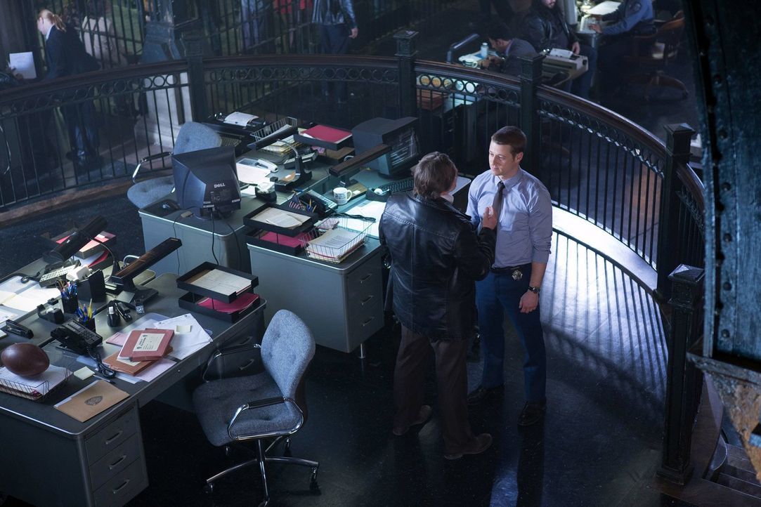 Sorgen in Gotham für Recht und Ordnung: James Gordon (Ben McKenzie, r.) und Harvey Bullock (Donal Logue, l.). Doch stehen beide wirklich auf der gut... - Bildquelle: Warner Bros. Entertainment, Inc.