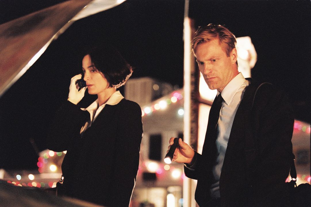 Zufällig finden der FBI-Agent Thomas Mackelway (Aaron Eckhart, r.) und seine Partnerin Fran Kulok (Carrie-Anne Moss, l.) heraus, dass eine Reihe von... - Bildquelle: 2006 Sony Pictures Television International