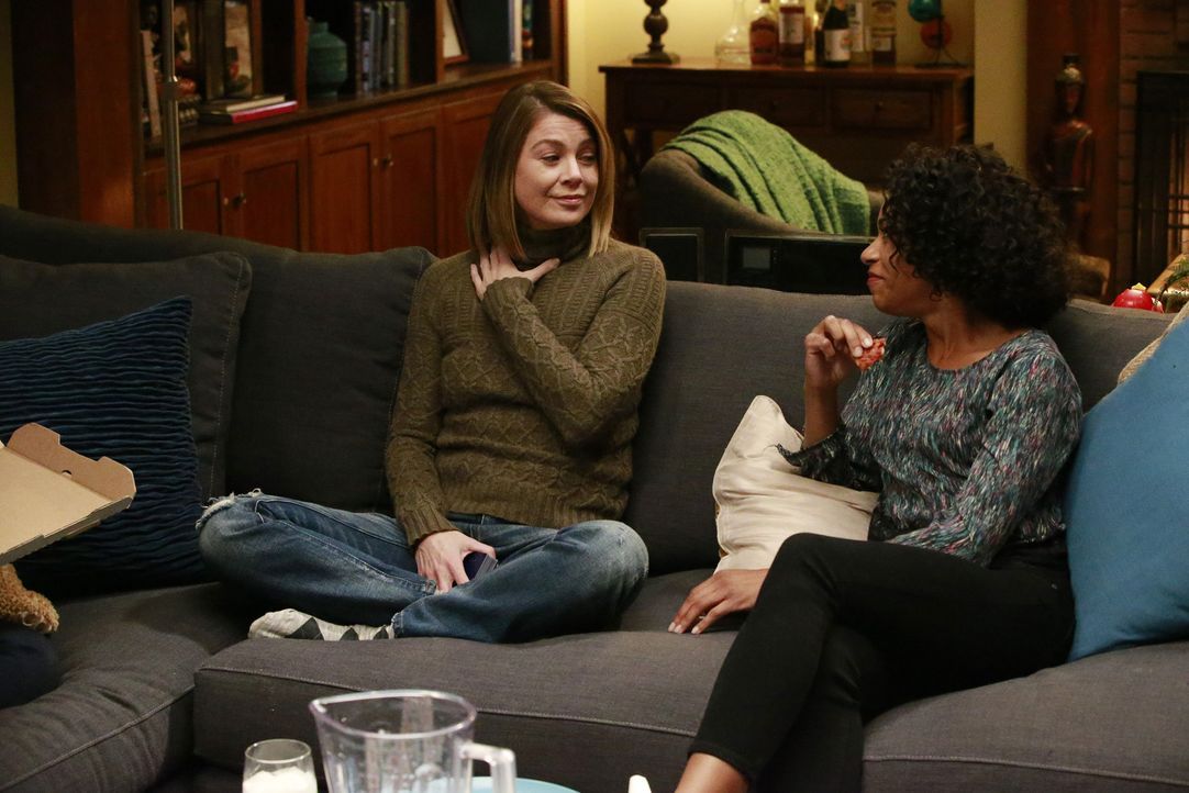 Nach ihrem traumatischen Überfall kümmern sich ihre Kollegen um Meredith (Ellen Pompeo, l.), während Maggie (Kelly McCreary, r.) und Callie eine ris... - Bildquelle: Michael Hassan ABC Studios