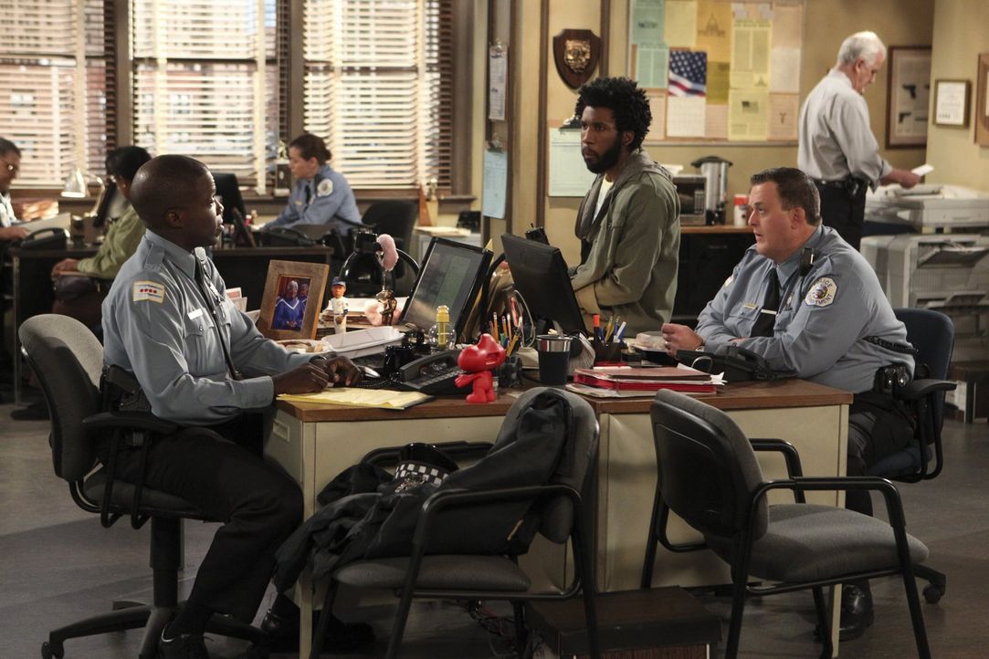 Samuel (Nyambi Nyambi, vorne M.) und Mike (Billy Gardell, vorne r.) wollen ihren Freund Carl (Reno Wilson, vorne l.) nach Memphis begleiten, wo dies... - Bildquelle: Warner Brothers