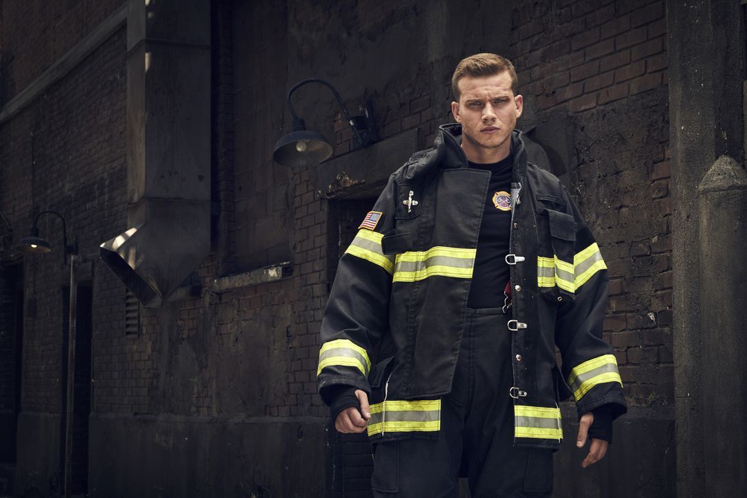(5. Staffel) - Evan "Buck" Buckley (Oliver Stark) - Bildquelle: © 2021 Fox Media LLC