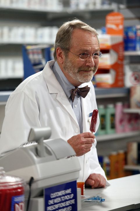 Alan und Charlie wollen ihre Mutter Evelyn, mit Charlies drogensüchtigen Apotheker Russell (Martin Mull) verkuppeln ... - Bildquelle: Warner Bros. Television