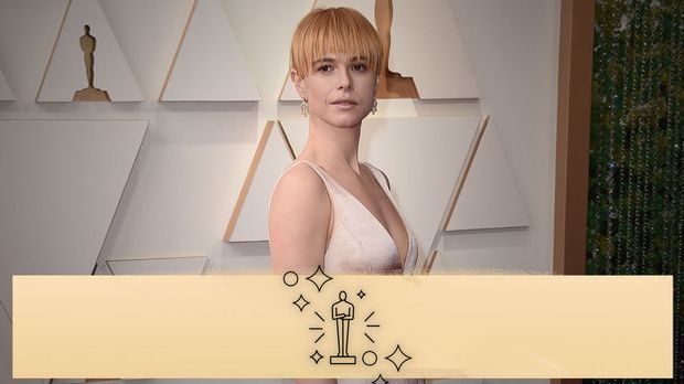 Jessie Buckley - Red Carpet Oscars 2022