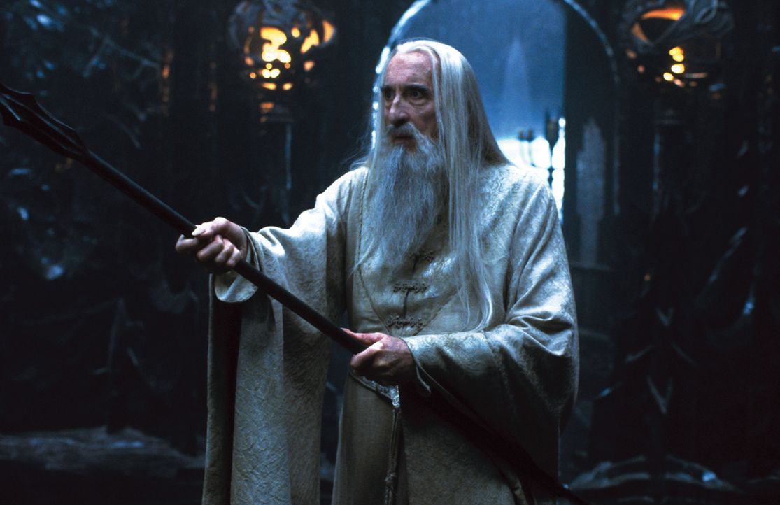 Als treuer Diener von Sauron züchtet Saruman (Christopher Lee) ein Heer von gefährlichen Orks heran ... - Bildquelle: Warner Brothers
