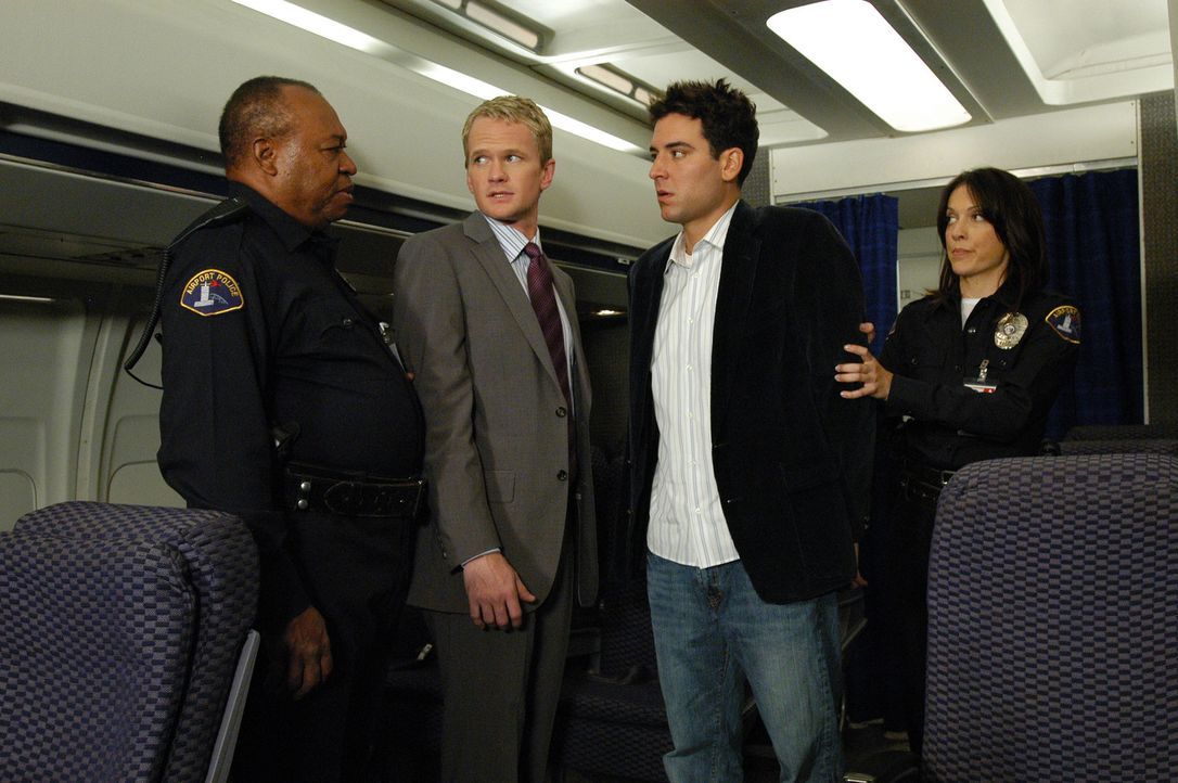 Da sich Barney (Neil Patrick Harris, 2.v.l.) und Ted (Josh Radnor, 2.v.r.) am New Yorker Flughafen verdächtig benommen hatten, werden sie festgenom... - Bildquelle: 20th Century Fox International Television