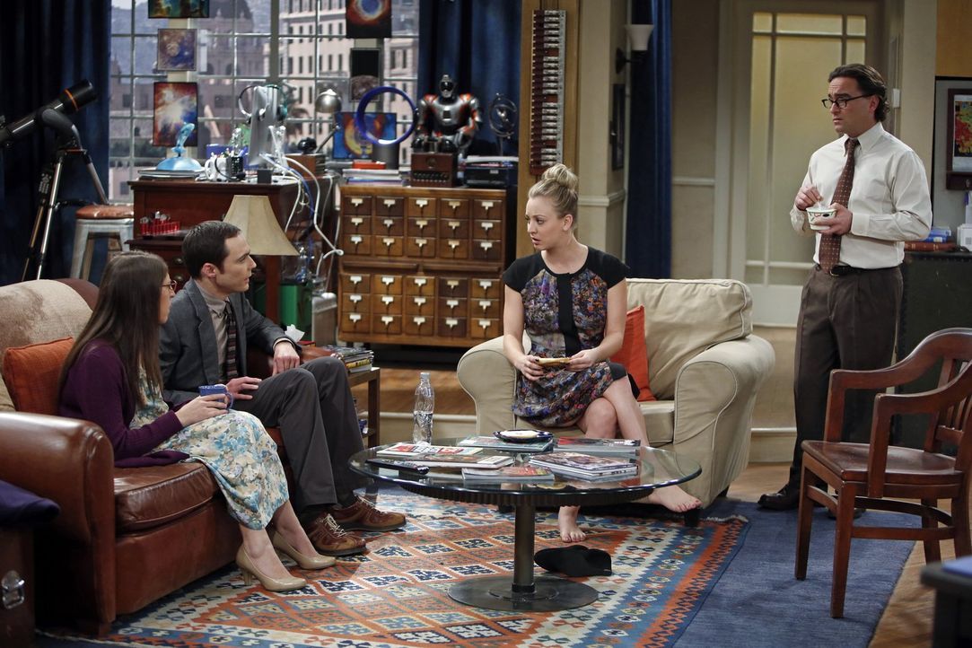 Sheldon (Jim Parsons, 2.v.l.) versucht, sich zu wehren, als Amy (Mayim Bialik, l.) ihn zu einem Thanksgiving-Dinner bei Mrs. Wolowitz mitnehmen möch... - Bildquelle: Warner Brothers Entertainment Inc.