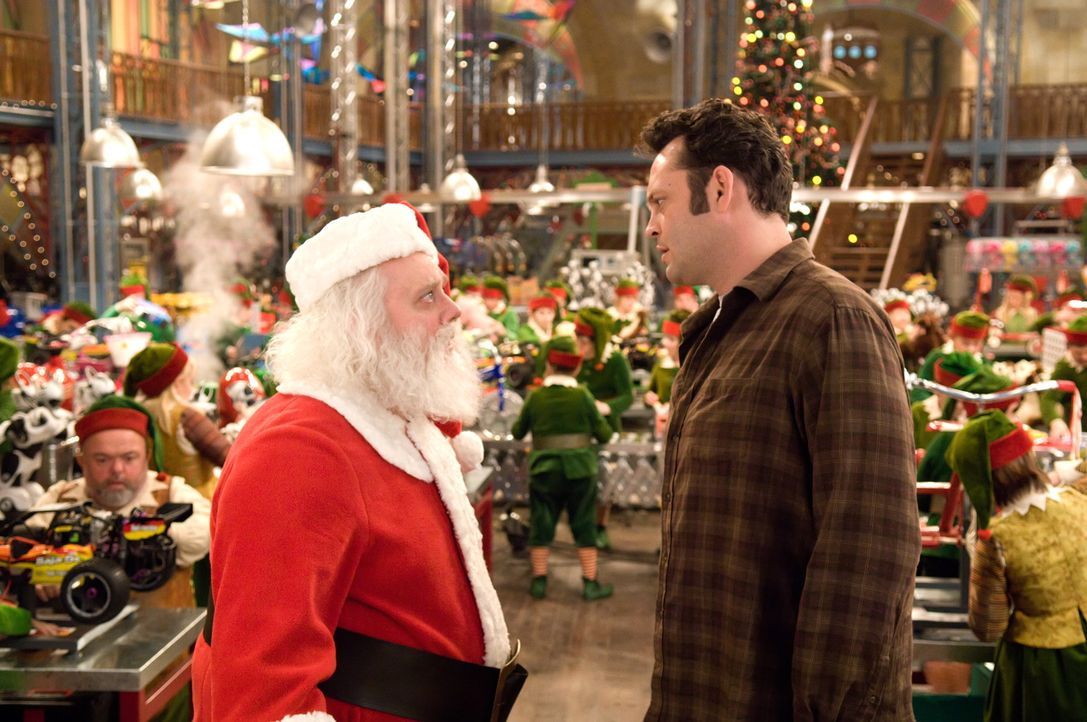 Fred Claus (Vince Vaughn, r.) hat es schwer - sein jüngerer Bruder Nicholas (Paul Giamatti, l.) ist ein Heiliger. Leider hat er außerdem bei ihm S... - Bildquelle: Warner Brothers