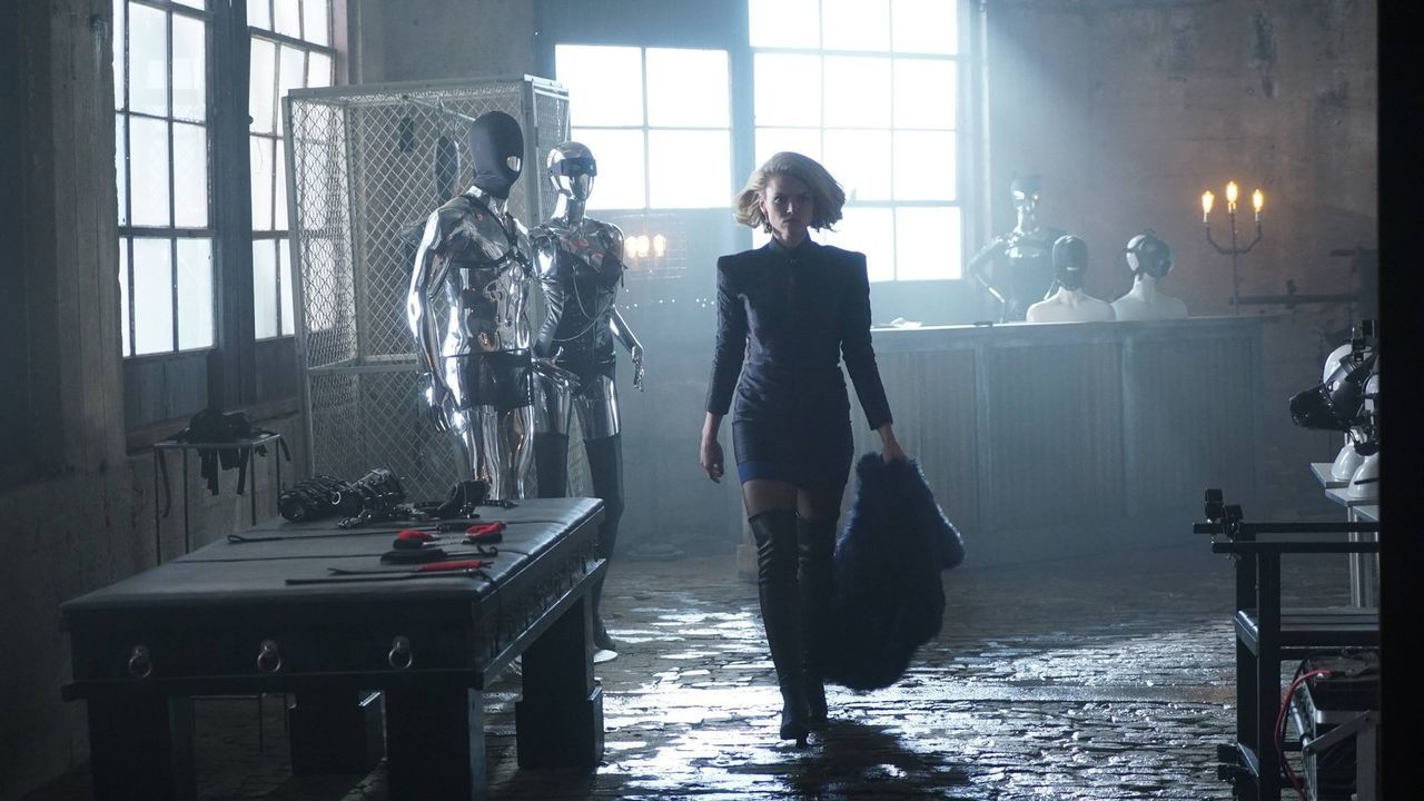 Als Barbara (Erin Richards) erfährt, dass Penguin in Edward Nygma verliebt ist, werden einige Unklarheiten bezüglich Isabellas Tod beseitigt, währen... - Bildquelle: Warner Brothers