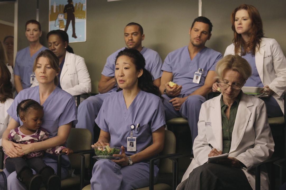 Gespannt verfolgen sie die Operation an den Siamesischen Zwillingen: Meredith (Ellen Pompeo, vorne l.), Cristina (Sandra Oh, vorne M.), Jackson (Jes... - Bildquelle: ABC Studios