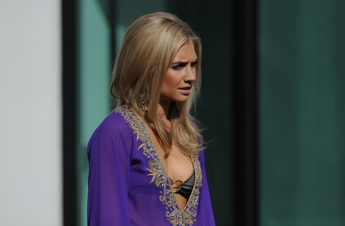 Gemma (Sophie Colquhoun) verspielt im Casino Ashoks nagelneuen Sportwagen. Um den Flitzer zurückzuholen, fordert Liam den neuen Besitzer zu einem Da... - Bildquelle: Stuart Wilson 2014 E! Entertainment Media LLC/Lions Gate Television Inc.