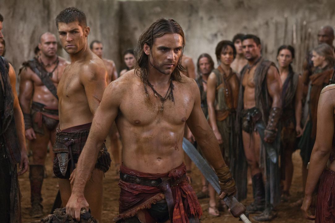 Als Gannicus (Dustin Clare, r.) die Aufständischen verlassen möchte, kommt es zum Eklat mit Spartacus (Liam McIntyre, l.) ... - Bildquelle: 2011 Starz Entertainment, LLC. All rights reserved.