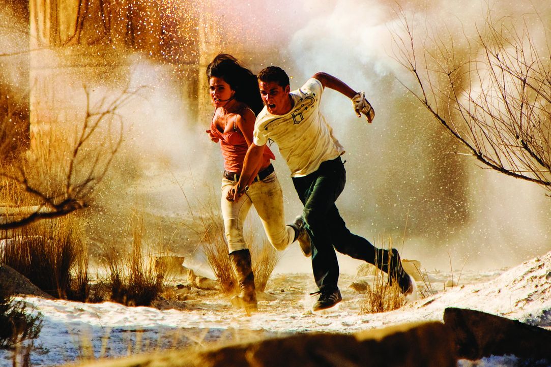Die Schlacht zwischen Autobots und Decepticons geht weiter - und Sam (Shia LaBeouf, r.) und Mikaela (Megan Fox, l.) sind wieder mitten drin ... - Bildquelle: MMIX DW STUDIOS L.L.C. and PARAMOUNT PICTURES CORPORATION. All Rights Reserved.